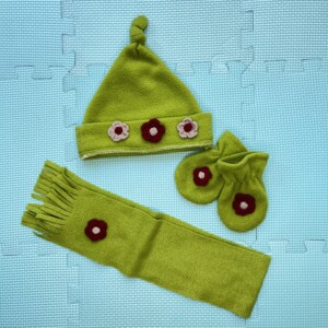 BERRETTO Verde con fiori bordeaux + guanti + sciarpa da Femmina