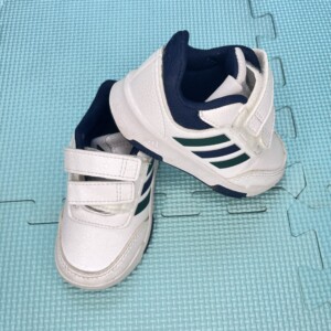 Adidas - SCARPE Bianco con logo blu e verde da Maschio